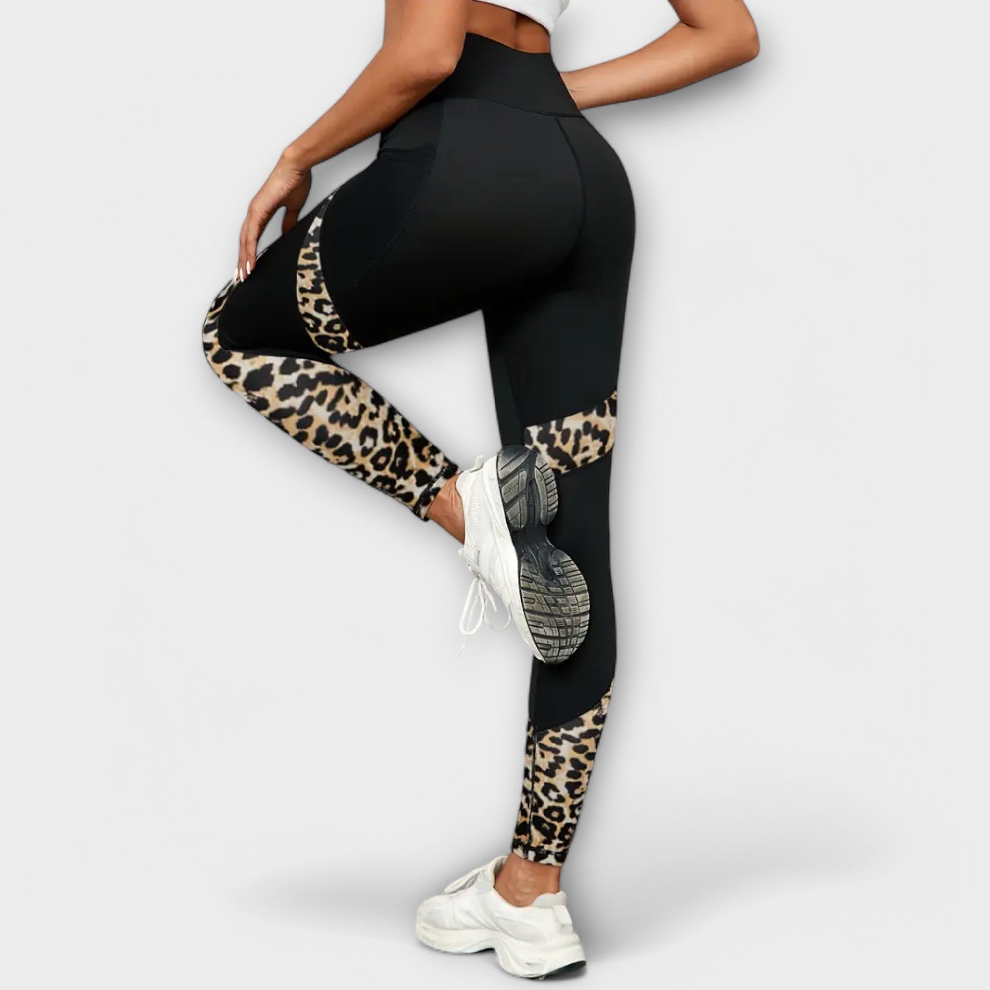 Carmo | High-waisted leggings with leopard print.
